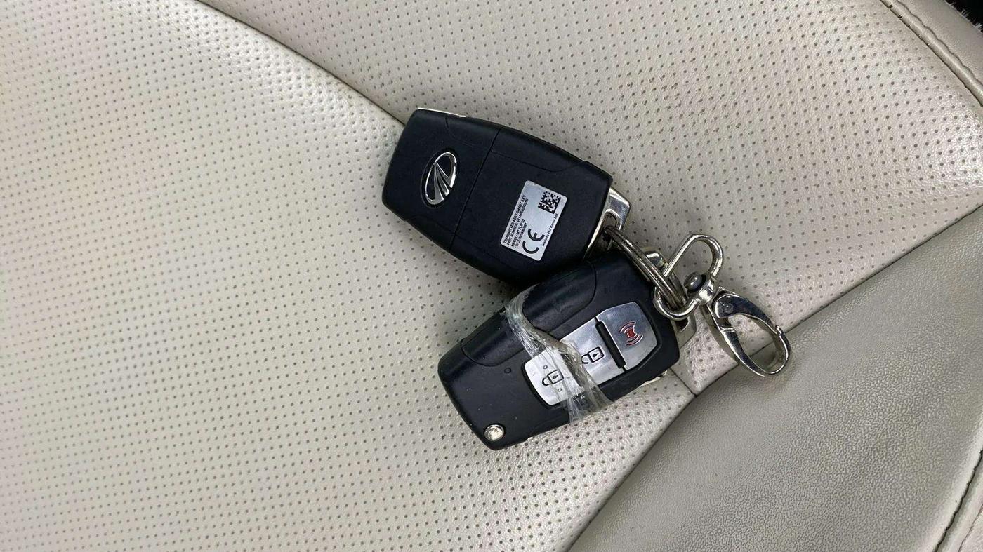 2020 Mahindra XUV300 W8 (O) 1.2 PETROL, Petrol, Manual, 53,783 km, Key Close Up