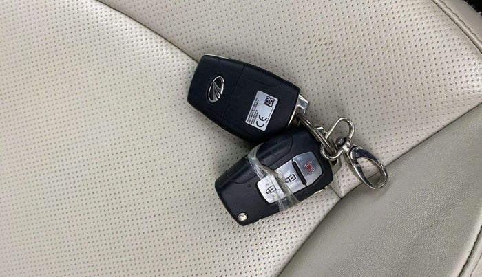 2020 Mahindra XUV300 W8 (O) 1.2 PETROL, Petrol, Manual, 53,783 km, Key Close Up