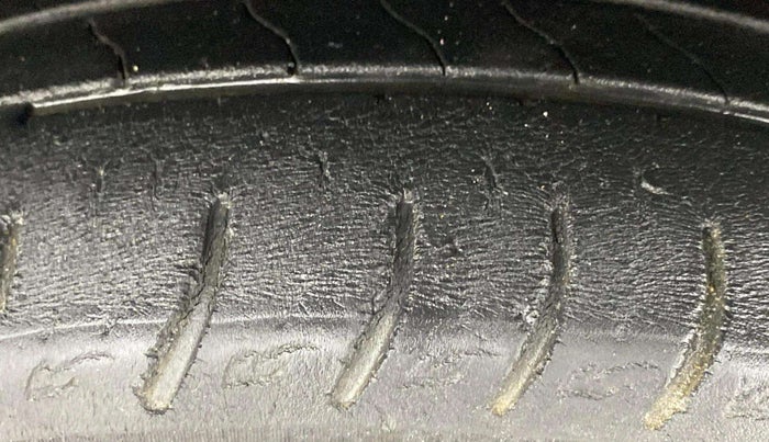 2020 Mahindra XUV300 W8 (O) 1.2 PETROL, Petrol, Manual, 53,783 km, Left Front Tyre Tread