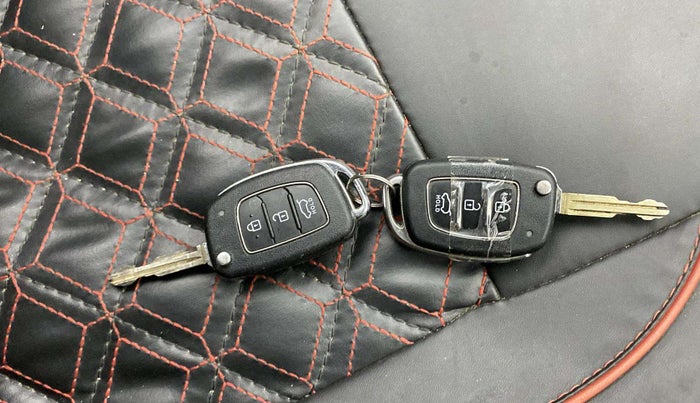 2021 Hyundai VENUE S 1.2, Petrol, Manual, 54,874 km, Key Close Up