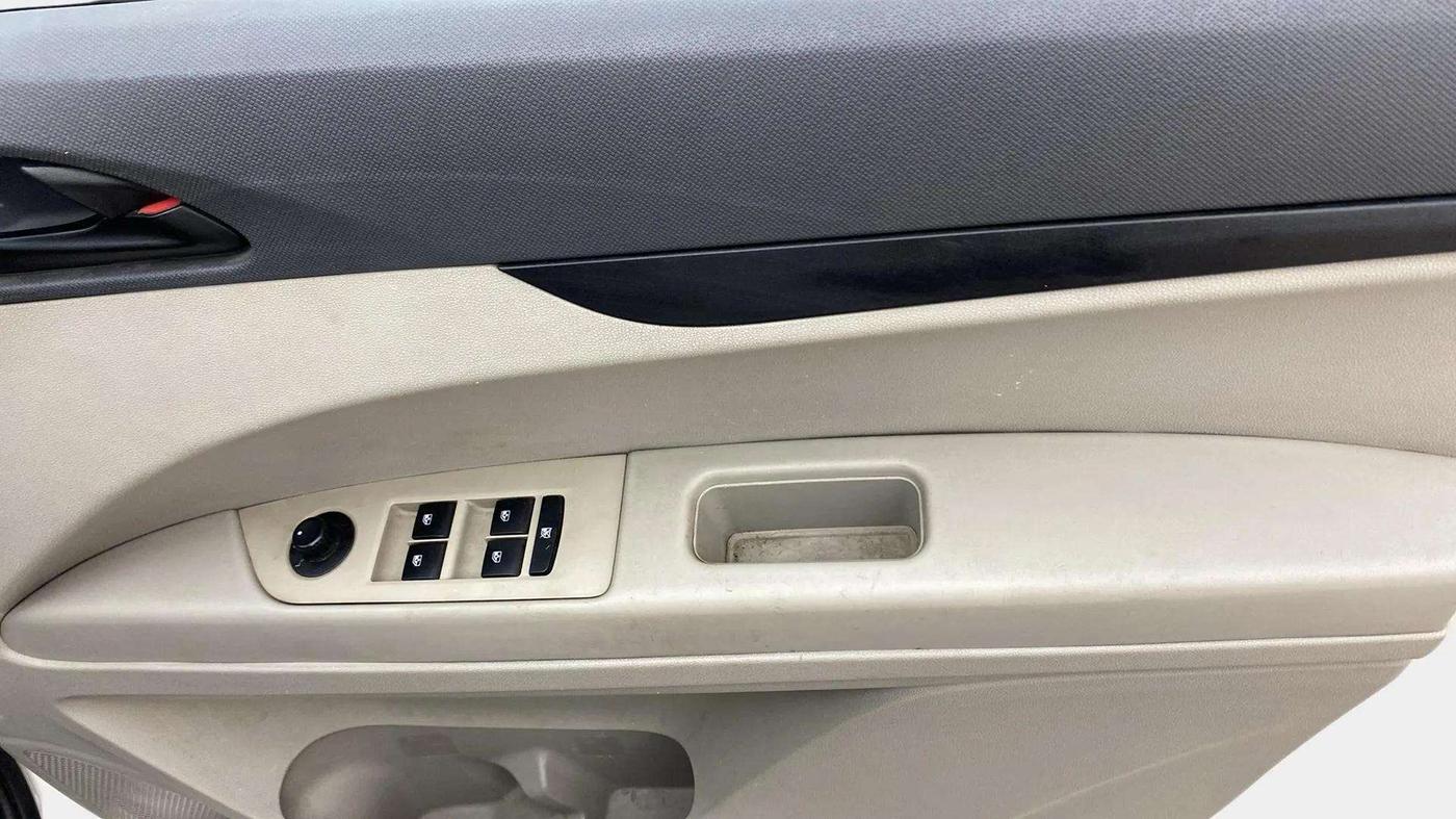 2018 Mahindra MARAZZO M4 7 STR, Diesel, Manual, 1,32,430 km, Driver Side Door Panels Control