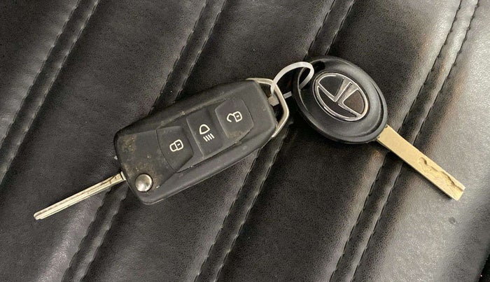 2021 Tata ALTROZ XM PLUS PETROL, Petrol, Manual, 58,776 km, Key Close Up