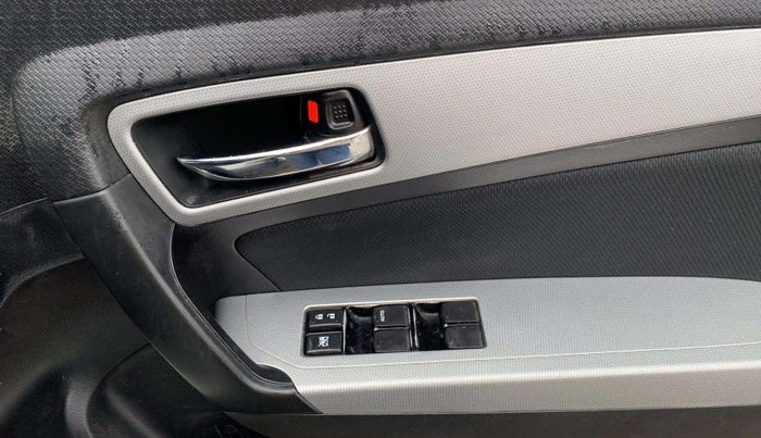 2022 Maruti BREZZA ZXI + AT SMART HYBRID, Petrol, Automatic, 34,574 km, Driver Side Door Panels Control