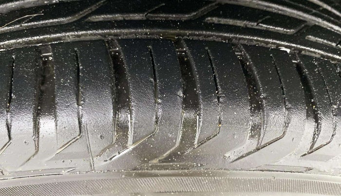 2017 Jeep Compass LIMITED 1.4 PETROL AT, Petrol, Automatic, 1,25,212 km, Right Front Tyre Tread
