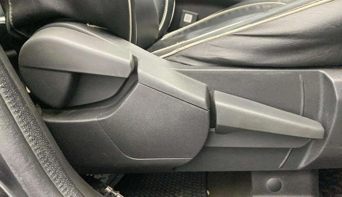 2022 Renault Kiger RXT (O) MT, Petrol, Manual, 44,551 km, Driver Side Adjustment Panel