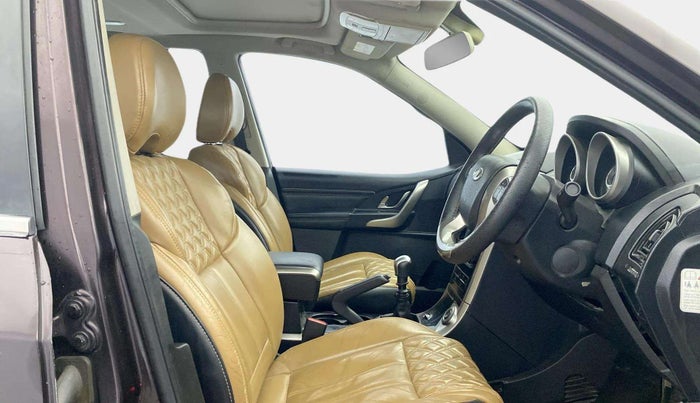 2018 Mahindra XUV500 W11, Diesel, Manual, 84,621 km, Right Side Front Door Cabin