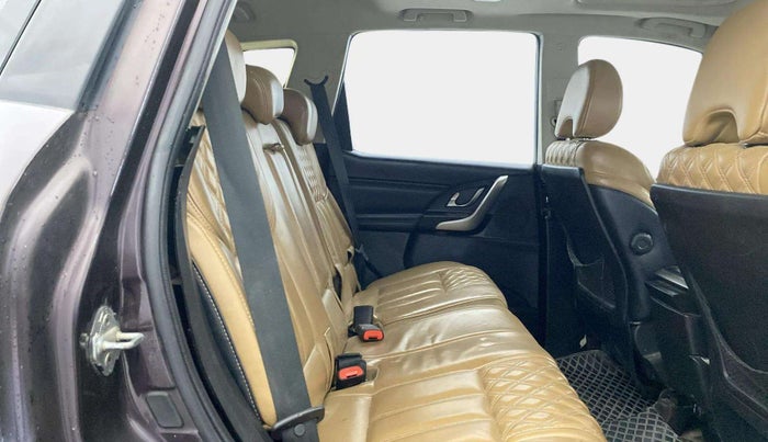2018 Mahindra XUV500 W11, Diesel, Manual, 84,621 km, Right Side Rear Door Cabin