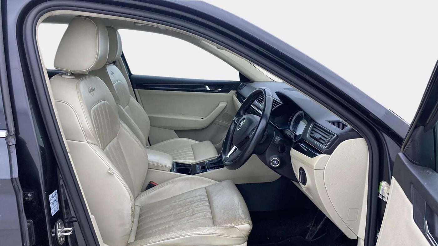 2018 Skoda Superb L&K 1.8 TSI AT, Petrol, Automatic, 65,658 km, Right Side Front Door Cabin