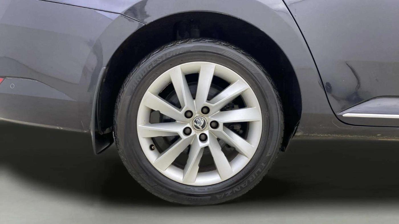2018 Skoda Superb L&K 1.8 TSI AT, Petrol, Automatic, 65,658 km, Right Rear Wheel