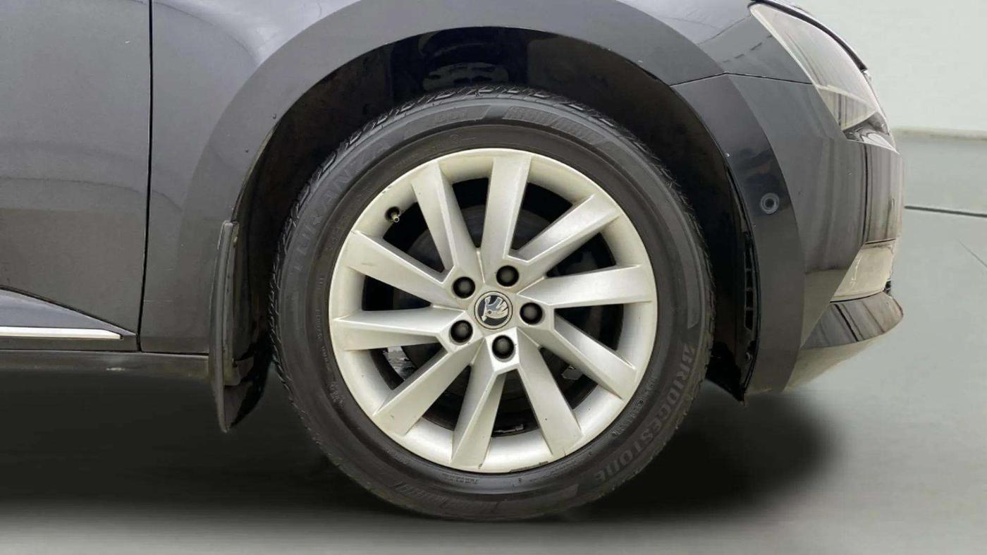 2018 Skoda Superb L&K 1.8 TSI AT, Petrol, Automatic, 65,658 km, Right Front Wheel