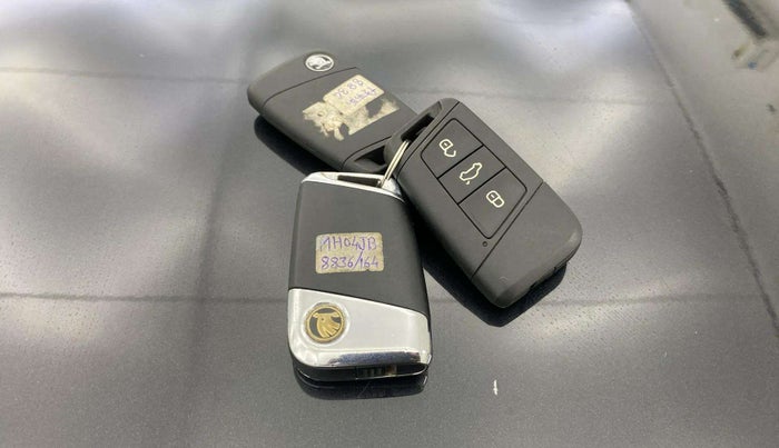 2018 Skoda Superb L&K 1.8 TSI AT, Petrol, Automatic, 65,610 km, Key Close Up