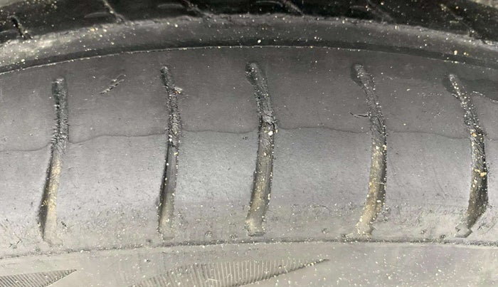 2015 Maruti Wagon R 1.0 VXI, Petrol, Manual, 47,727 km, Left Front Tyre Tread