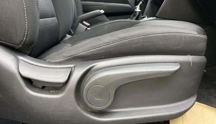 2017 Hyundai New Elantra 2.0 SX MT PETROL, Petrol, Manual, 1,49,154 km, Driver Side Adjustment Panel