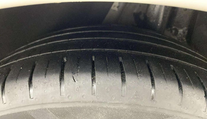 2017 Hyundai New Elantra 2.0 SX MT PETROL, Petrol, Manual, 1,49,154 km, Left Rear Tyre Tread