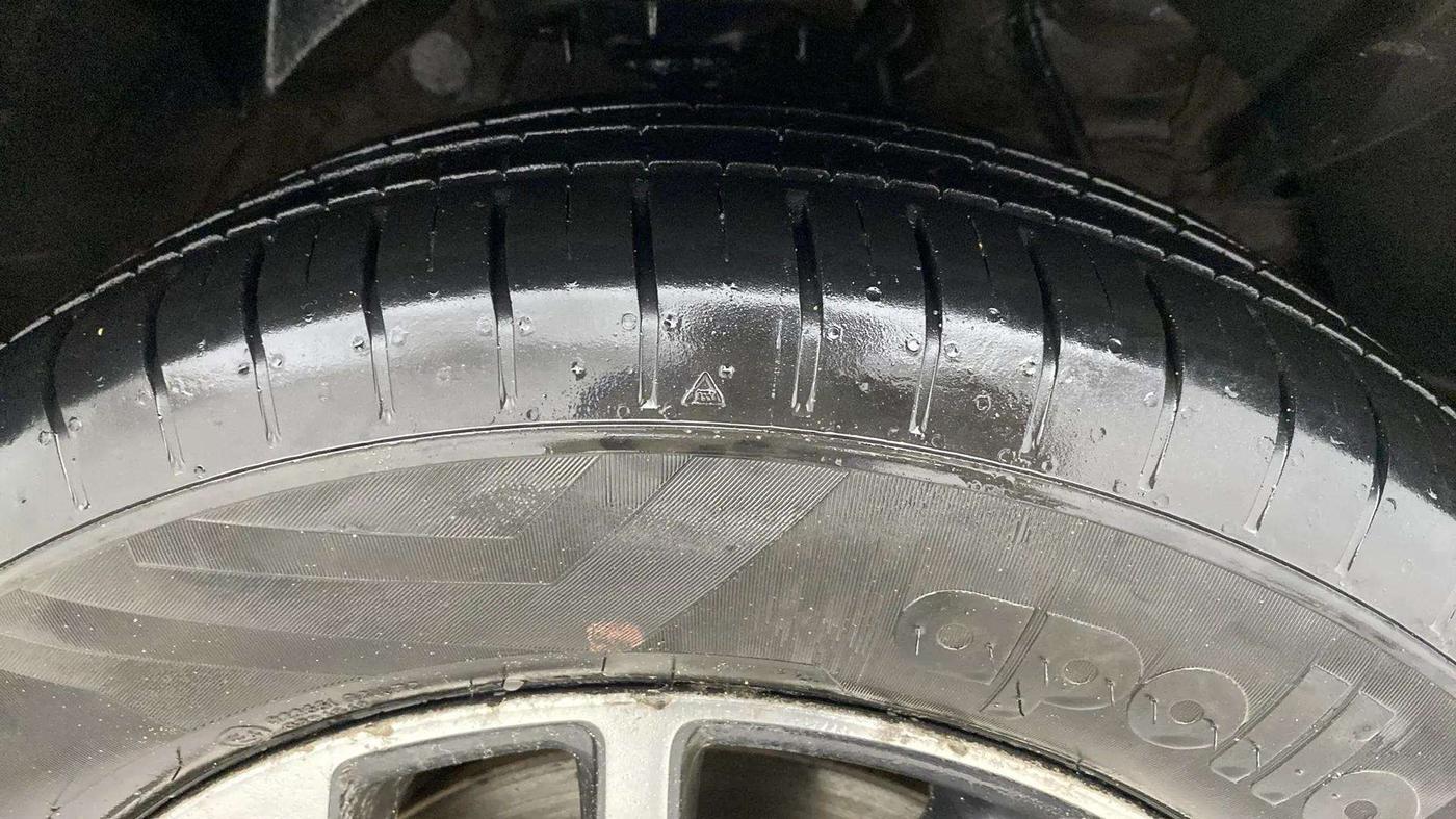 2022 Mahindra XUV300 W8 (O) 1.2 PETROL AMT, Petrol, Automatic, 32,518 km, Right Front Tyre Tread