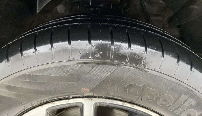 2022 Mahindra XUV300 W8 (O) 1.2 PETROL AMT, Petrol, Automatic, 32,518 km, Right Front Tyre Tread
