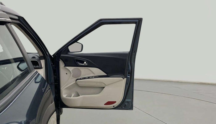 2022 Mahindra XUV300 W8 (O) 1.2 PETROL AMT, Petrol, Automatic, 32,518 km, RHS Front Door