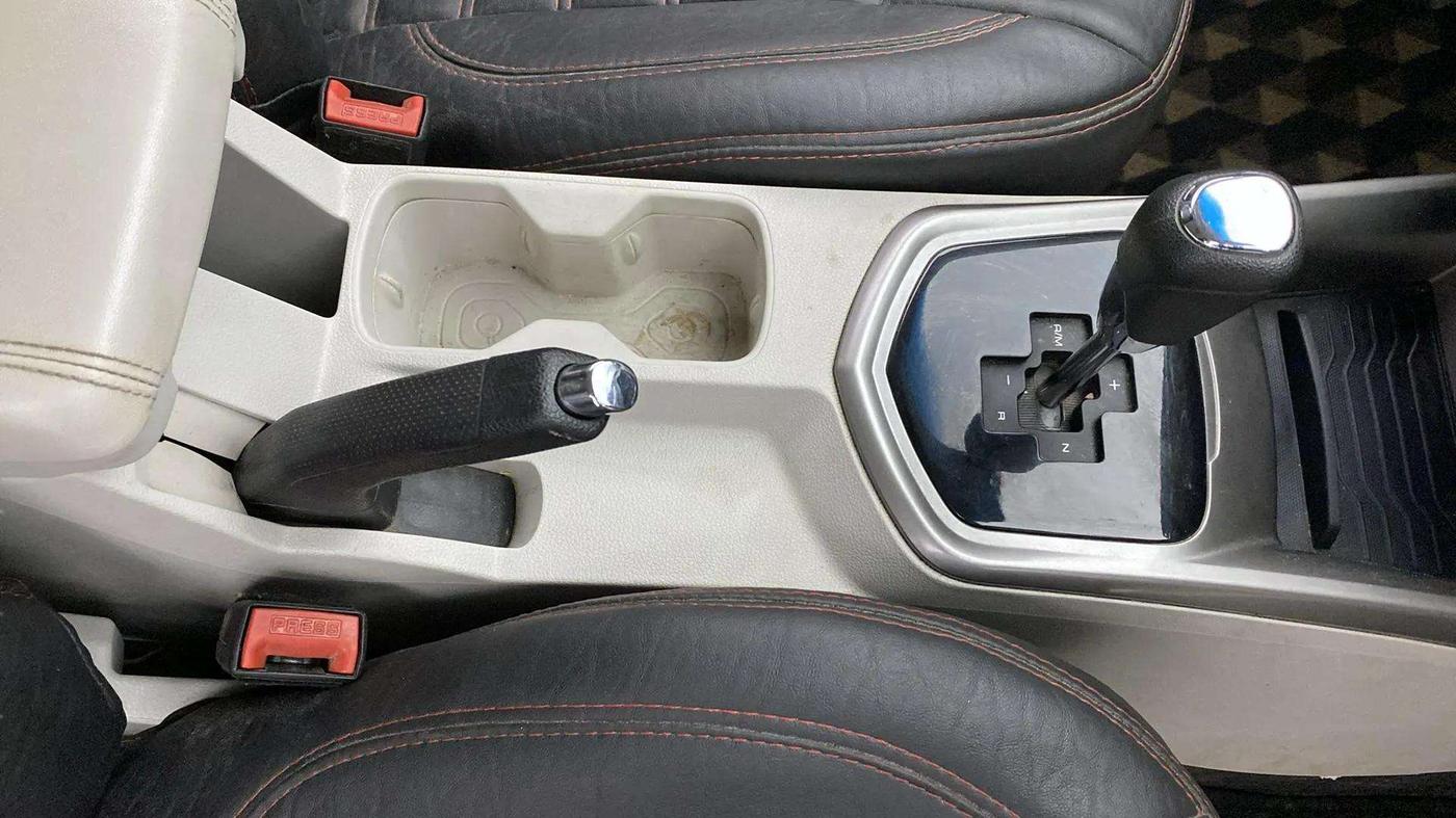 2022 Mahindra XUV300 W8 (O) 1.2 PETROL AMT, Petrol, Automatic, 32,518 km, Gear Lever