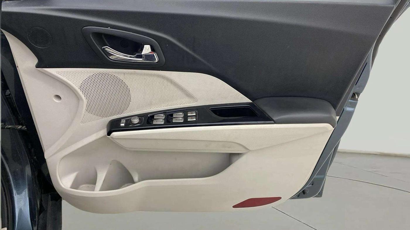 2022 Mahindra XUV300 W8 (O) 1.2 PETROL AMT, Petrol, Automatic, 32,518 km, Driver Side Door Panels Control