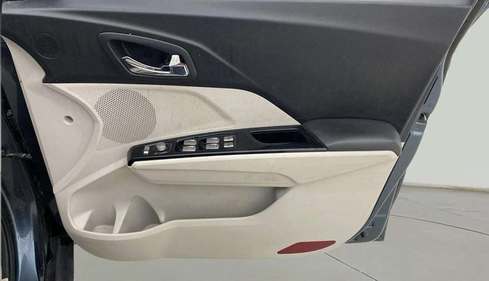 2022 Mahindra XUV300 W8 (O) 1.2 PETROL AMT, Petrol, Automatic, 32,518 km, Driver Side Door Panels Control