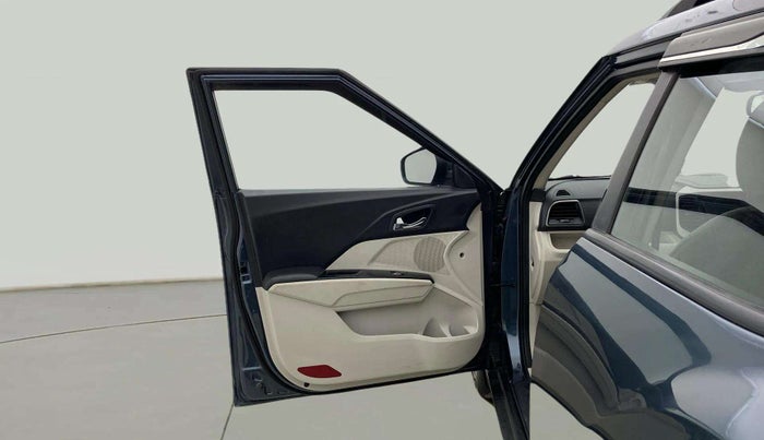 2022 Mahindra XUV300 W8 (O) 1.2 PETROL AMT, Petrol, Automatic, 32,518 km, LHS Front Door