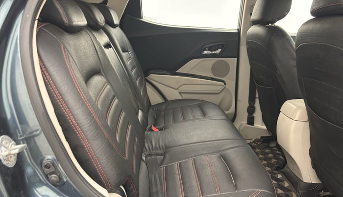 2022 Mahindra XUV300 W8 (O) 1.2 PETROL AMT, Petrol, Automatic, 32,518 km, Right Side Rear Door Cabin