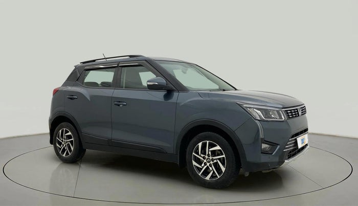 2022 Mahindra XUV300 W8 (O) 1.2 PETROL AMT, Petrol, Automatic, 32,518 km, Right Front Diagonal