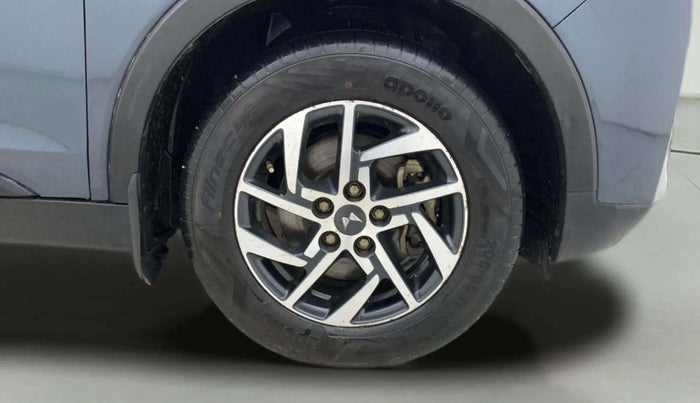 2022 Mahindra XUV300 W8 (O) 1.2 PETROL AMT, Petrol, Automatic, 32,518 km, Right Front Wheel