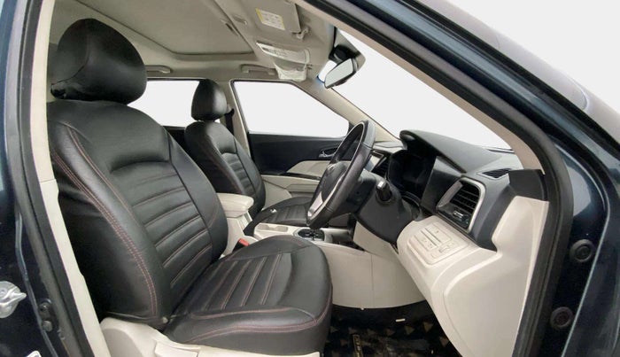 2022 Mahindra XUV300 W8 (O) 1.2 PETROL AMT, Petrol, Automatic, 32,518 km, Right Side Front Door Cabin