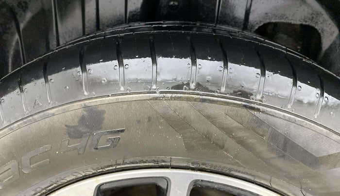 2022 Mahindra XUV300 W8 (O) 1.2 PETROL AMT, Petrol, Automatic, 32,518 km, Right Rear Tyre Tread