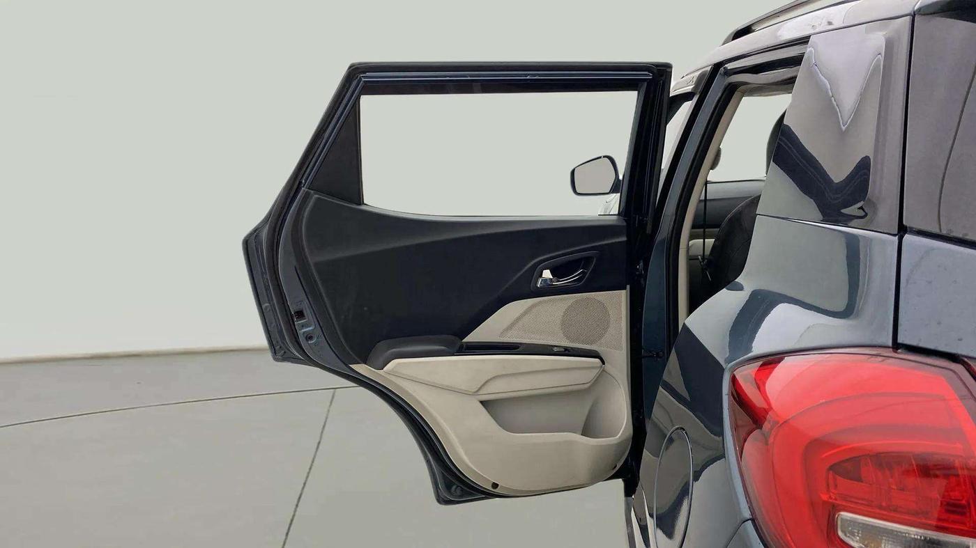 2022 Mahindra XUV300 W8 (O) 1.2 PETROL AMT, Petrol, Automatic, 32,518 km, LHS Rear Door