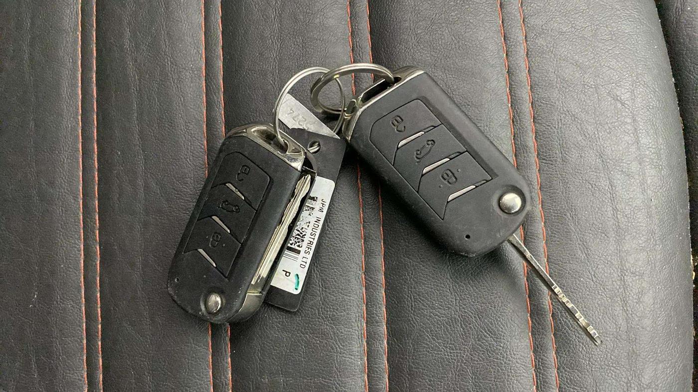 2022 Mahindra XUV300 W8 (O) 1.2 PETROL AMT, Petrol, Automatic, 32,518 km, Key Close Up