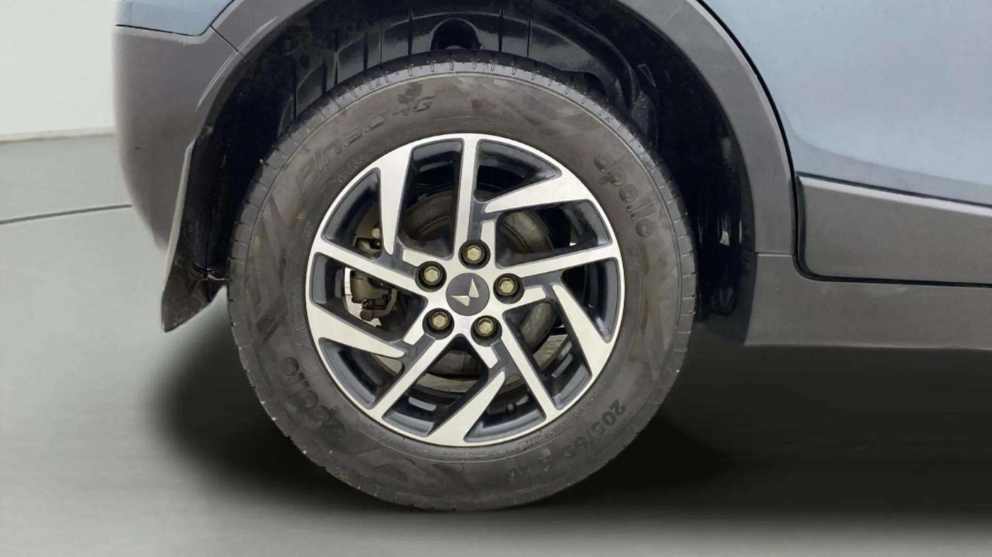 2022 Mahindra XUV300 W8 (O) 1.2 PETROL AMT, Petrol, Automatic, 32,518 km, Right Rear Wheel
