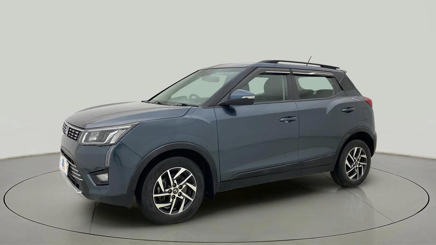 2022 Mahindra XUV300 W8 (O) 1.2 PETROL AMT, Petrol, Automatic, 32,518 km, Left Front Diagonal
