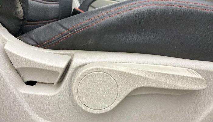 2022 Mahindra XUV300 W8 (O) 1.2 PETROL AMT, Petrol, Automatic, 32,518 km, Driver Side Adjustment Panel