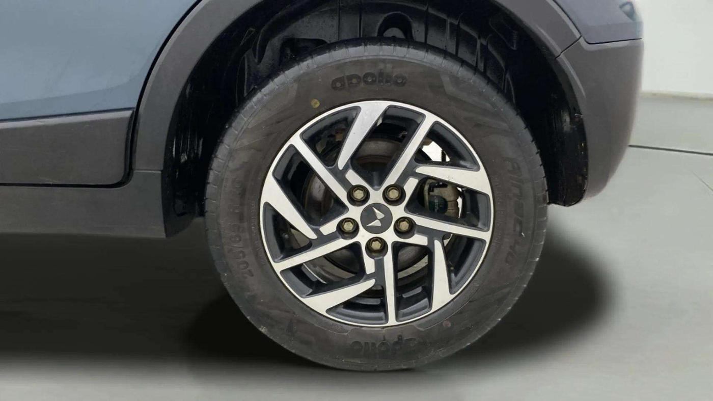 2022 Mahindra XUV300 W8 (O) 1.2 PETROL AMT, Petrol, Automatic, 32,518 km, Left Rear Wheel
