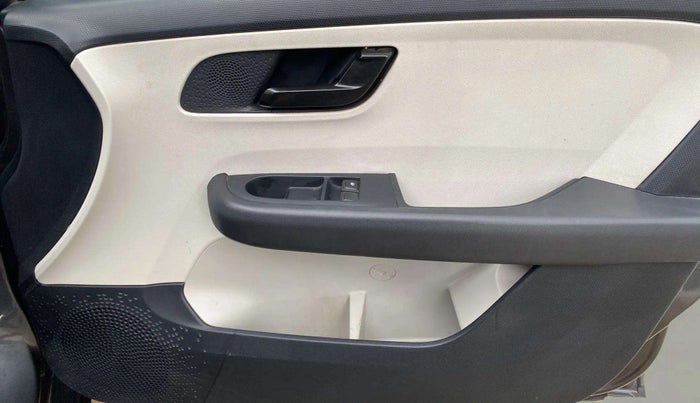 2022 Tata ALTROZ XE PLUS PETROL, CNG, Manual, 36,872 km, Driver Side Door Panels Control