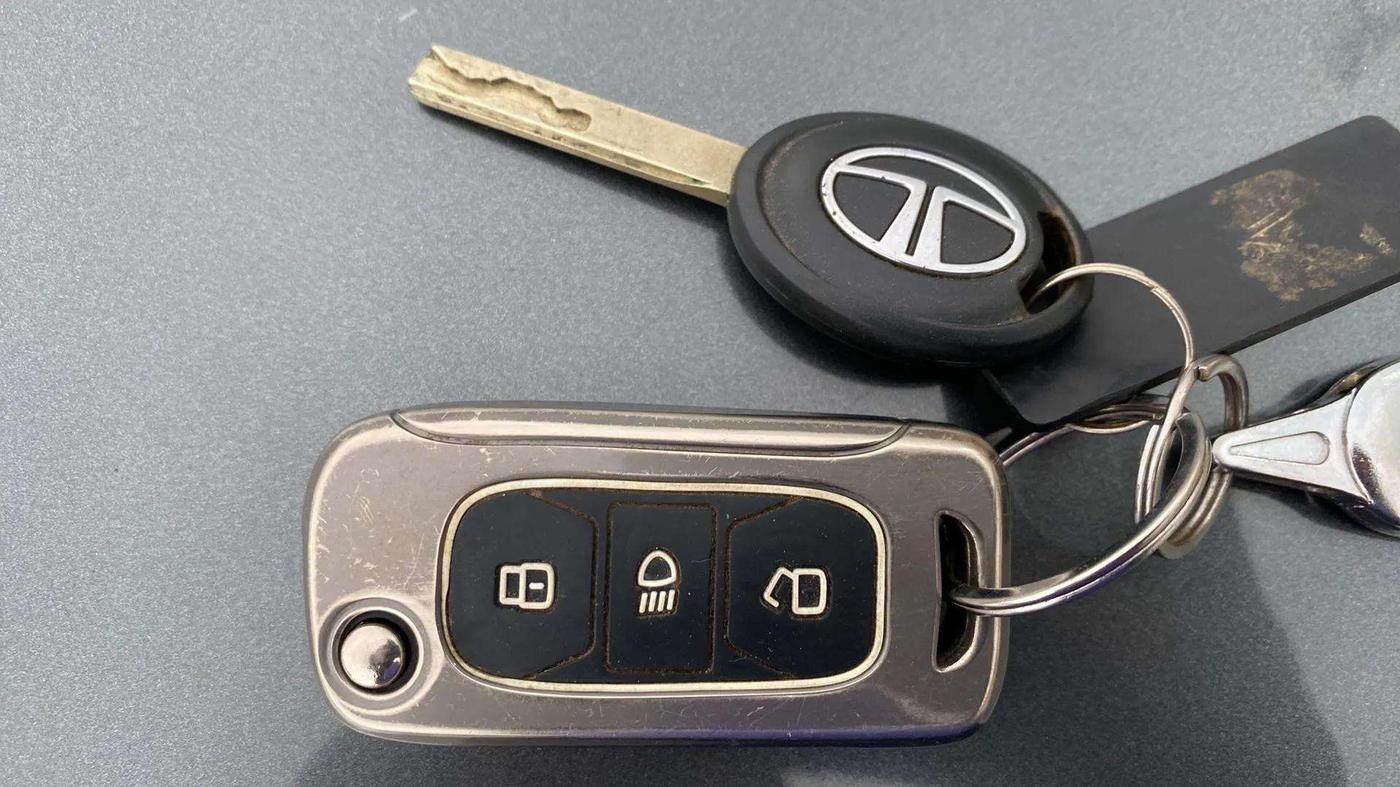 2022 Tata ALTROZ XE PLUS PETROL, CNG, Manual, 36,872 km, Key Close Up