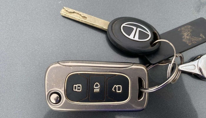 2022 Tata ALTROZ XE PLUS PETROL, CNG, Manual, 36,872 km, Key Close Up