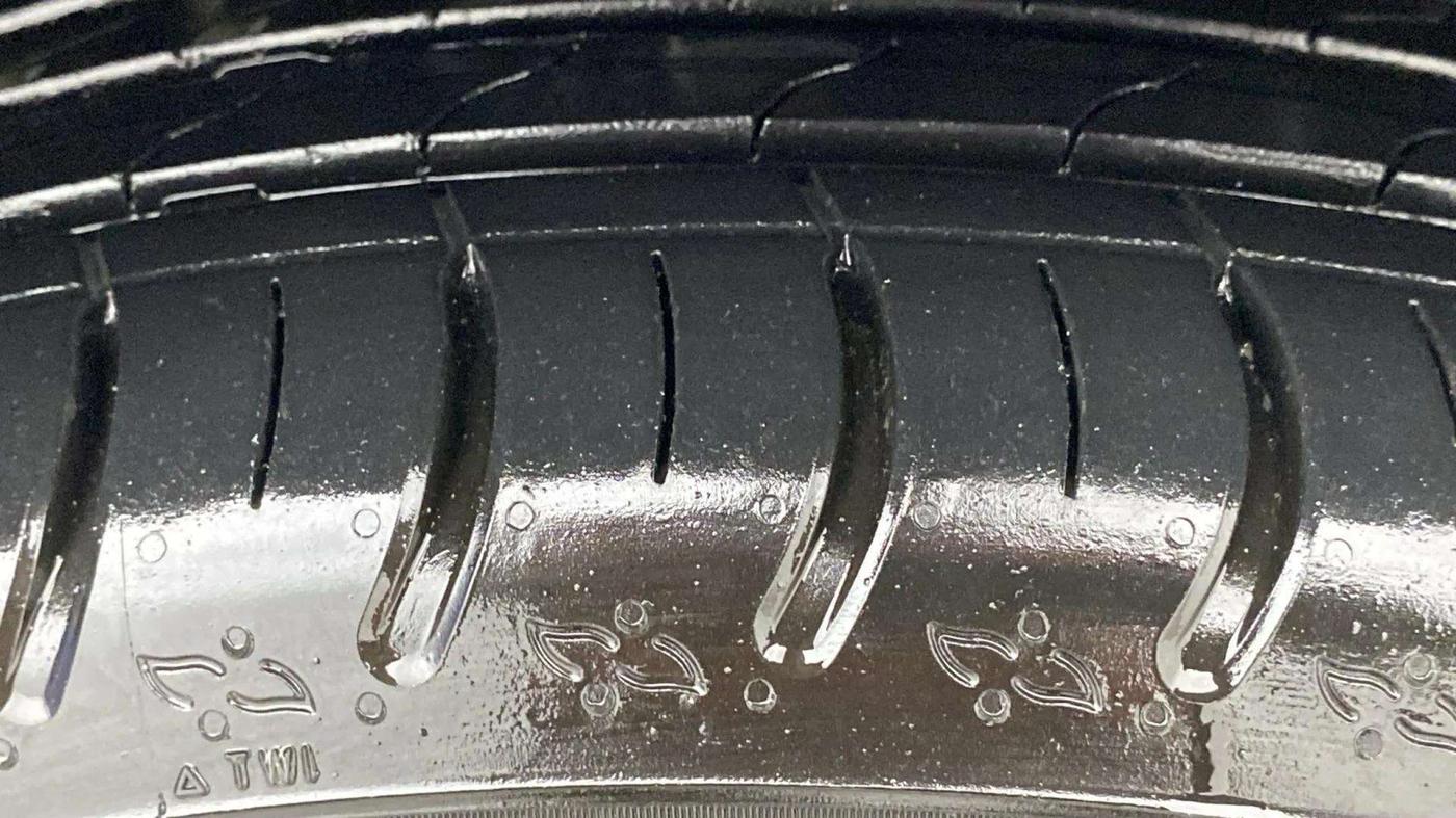 2023 Volkswagen TAIGUN HIGHLINE 1.0 TSI MT, Petrol, Manual, 11,988 km, Right Front Tyre Tread