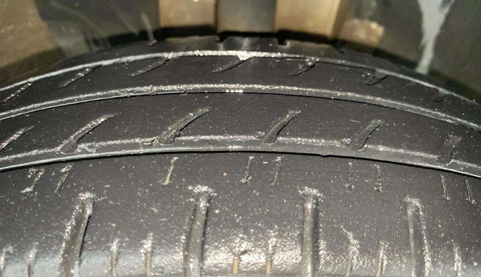 2017 Renault Kwid RXL, Petrol, Manual, 39,846 km, Right Front Tyre Tread