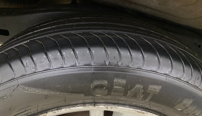 2016 Toyota Innova Crysta 2.8 ZX AT 7 STR, Diesel, Automatic, 1,25,744 km, Right Rear Tyre Tread