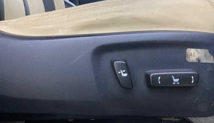 2016 Toyota Innova Crysta 2.8 ZX AT 7 STR, Diesel, Automatic, 1,25,744 km, Driver Side Adjustment Panel