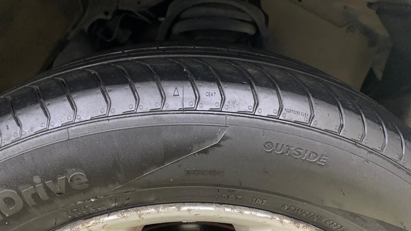 2016 Toyota Innova Crysta 2.8 ZX AT 7 STR, Diesel, Automatic, 1,25,815 km, Right Front Tyre Tread