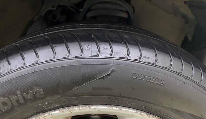 2016 Toyota Innova Crysta 2.8 ZX AT 7 STR, Diesel, Automatic, 1,25,744 km, Right Front Tyre Tread