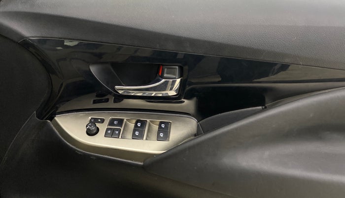 2016 Toyota Innova Crysta 2.8 ZX AT 7 STR, Diesel, Automatic, 1,25,744 km, Driver Side Door Panels Control