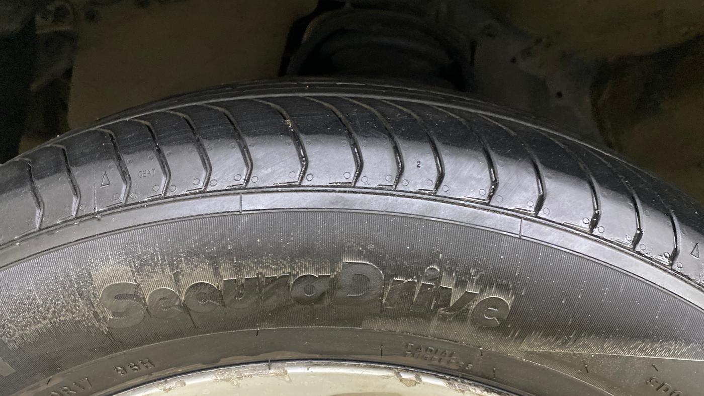 2016 Toyota Innova Crysta 2.8 ZX AT 7 STR, Diesel, Automatic, 1,25,815 km, Left Front Tyre Tread