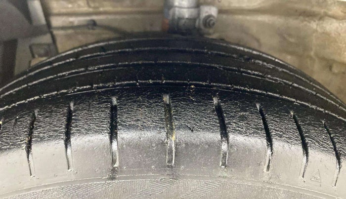 2017 Maruti Ciaz ALPHA 1.4 PETROL, Petrol, Manual, 65,073 km, Left Front Tyre Tread