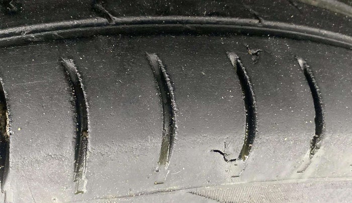 2013 Maruti Swift Dzire VXI, Petrol, Manual, 1,00,372 km, Right Front Tyre Tread