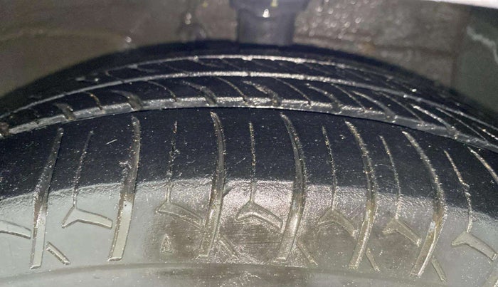 2016 Hyundai Grand i10 ASTA AT 1.2 KAPPA VTVT, Petrol, Automatic, 1,04,253 km, Right Front Tyre Tread